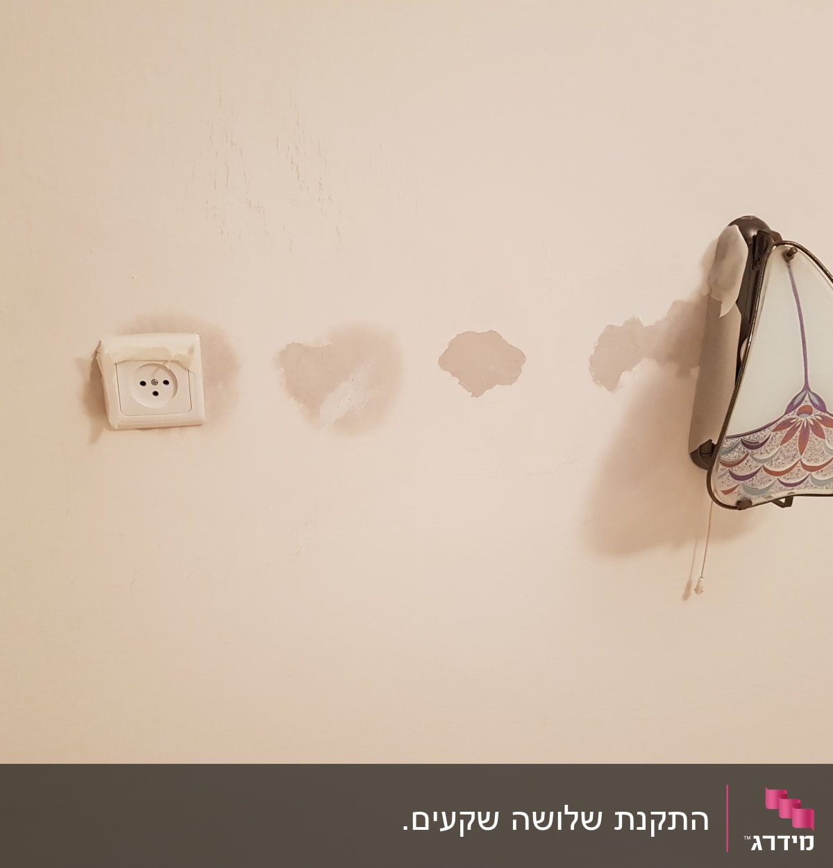 שקע חשמל על קיר עם סימני תיקון